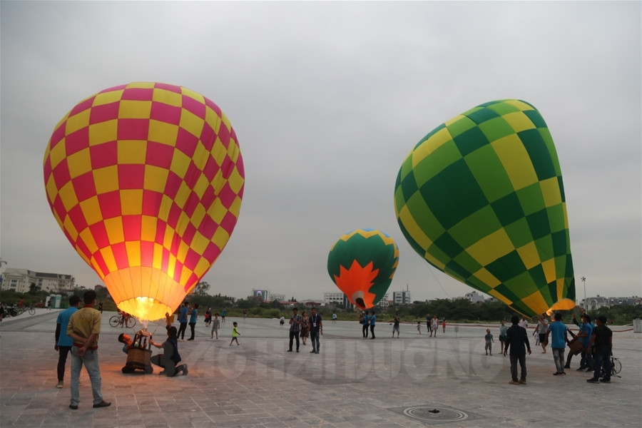Flying hot air balloons at Thanh Ha Thieu Lychee Festival